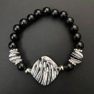Beaded bracelet - black and white